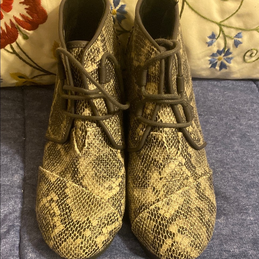 Toms Black and Gray Snake Print Ankle Boots with Lace-Up Design - Picture 3 of 5